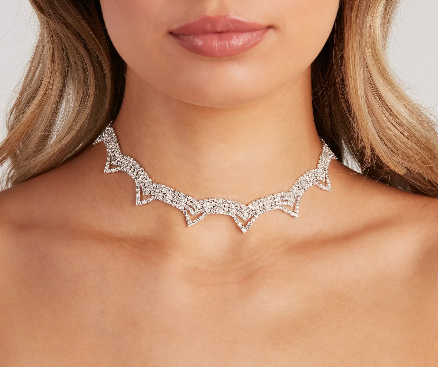 Simple necklaces and pendants with bar pendants for a sleek modern design-Chic Scalloped Rhinestone Choker Necklace